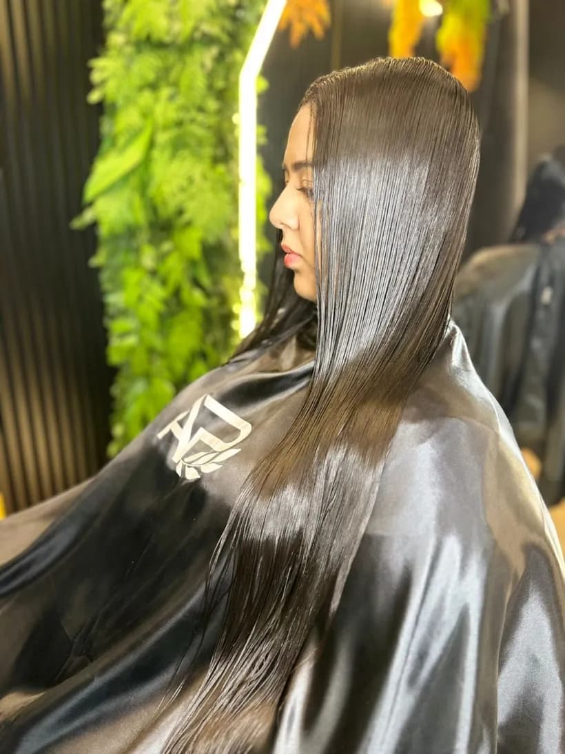 Depois — fio liso e espelhado de perfil